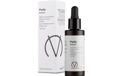 Naturalne serum Purity Booster do cery trądzikowej i mieszanej w szklanej butelce z pipetą obok białego opakowania.